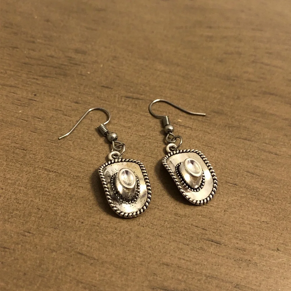 Elegant Silver Tone Cowboy Hat Shaped Dangle Fashion Jewelry Earrings